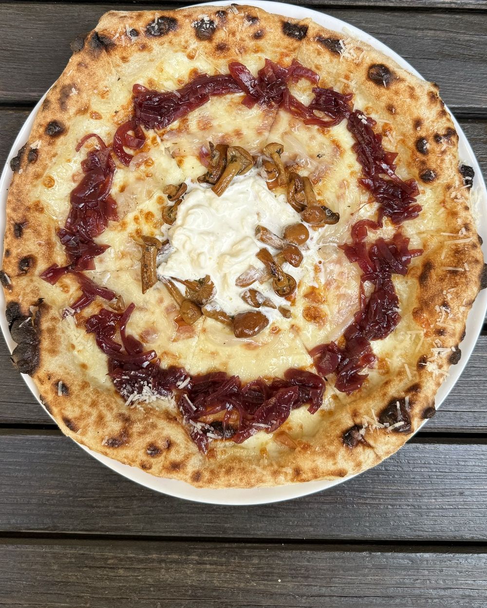 Pizza bianca: gomba, lardo, karamellizált hagyma, stracciatella