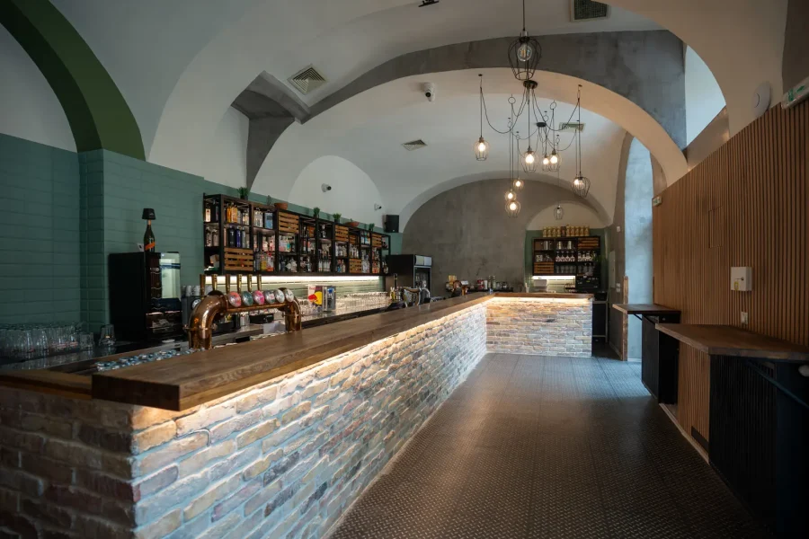 A Quasi Bar pultja, Eger