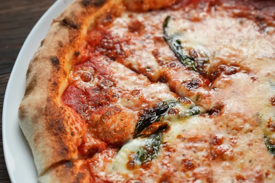 Margherita pizza a Quasi kemencéjéből, Eger