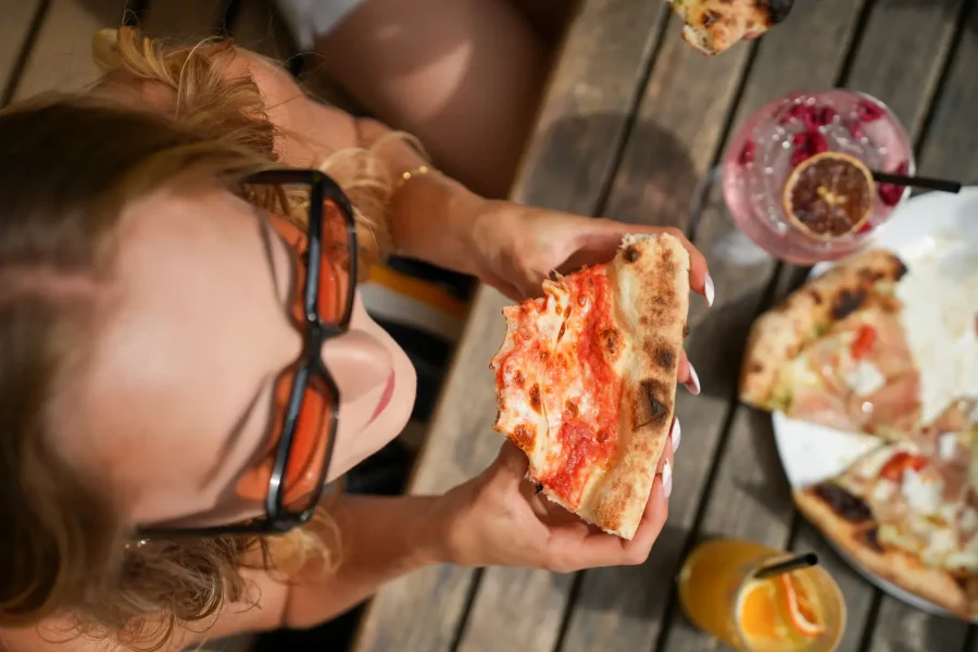 Nápolyi pizzaszelet kézben, Quasi Pizza, Eger