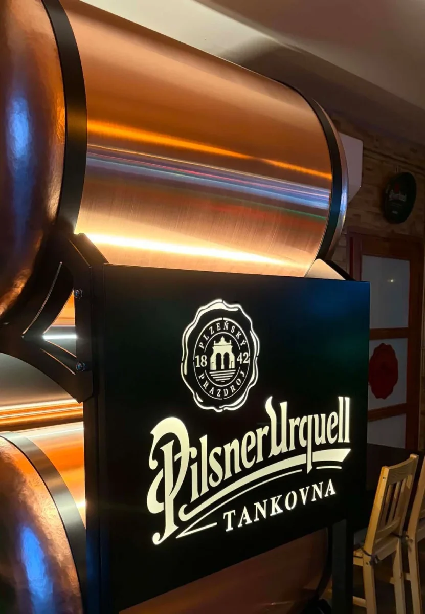 Pilsner Urquell tanksör: réz tankok a világító Tankovna felirattal