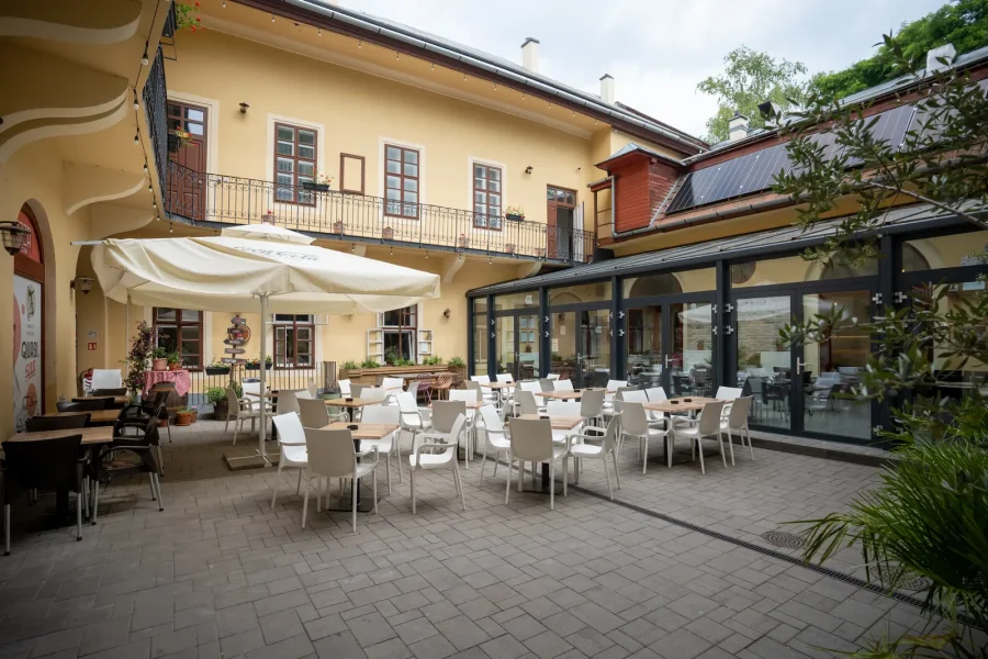 A Quasi Udvar terasza, Eger